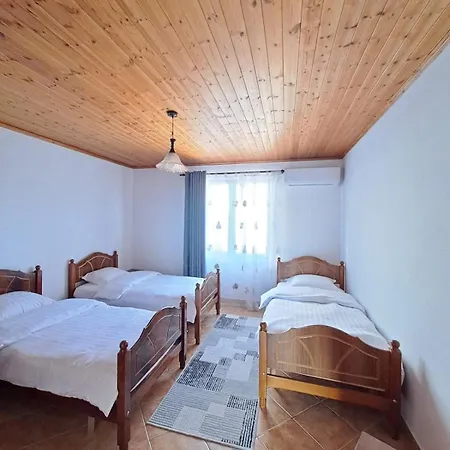 Apartment 6 At Center *