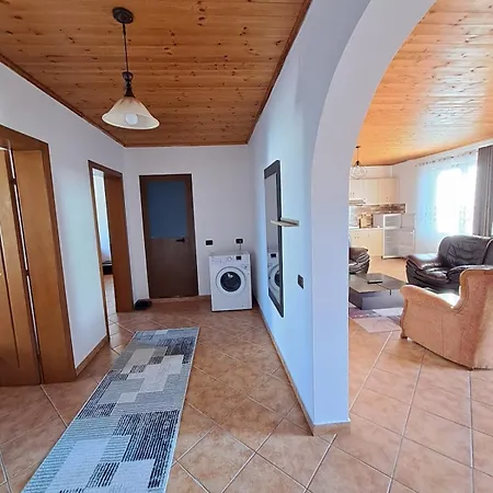 Apartment 6 At Center *